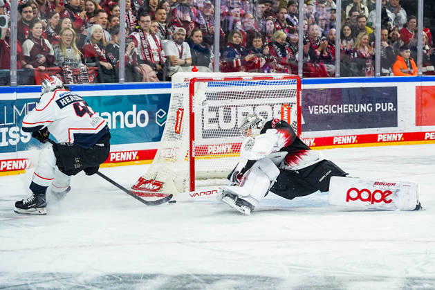 Eishockey Penny-DEL 43. Spieltag Kölner Haie - Nürnberg Ice Tigers am 25.01.2026 in der Lanxess Arena in Köln Owen Headrick ( Nürnberg ), links - scheitert an Janne Juvonen ( Köln ), rechts Gemäß den Vorgaben der DEL Deutsche Eishockey Liga ist die Publikation und Weiterverwertung der Aufnahmen in elektronischen Medien und Endgeräten aller Art während des laufenden Spiels nicht zulässig.