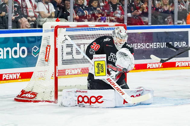Eishockey Penny-DEL 43. Spieltag Kölner Haie - Nürnberg Ice Tigers am 25.01.2026 in der Lanxess Arena in Köln Janne Juvonen ( Köln ) - fängt die Scheibe mit dem Fanghandschuh Gemäß den Vorgaben der DEL Deutsche Eishockey Liga ist die Publikation und Weiterverwertung der Aufnahmen in elektronischen Medien und Endgeräten aller Art während des laufenden Spiels nicht zulässig.
