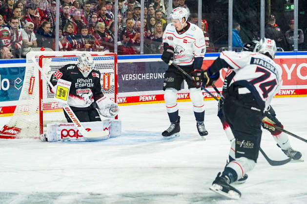 Eishockey Penny-DEL 43. Spieltag Kölner Haie - Nürnberg Ice Tigers am 25.01.2026 in der Lanxess Arena in Köln Cody Haiskanen ( Nürnberg ) , rechts aussen - erzielt den Treffer zum 1:1 Gemäß den Vorgaben der DEL Deutsche Eishockey Liga ist die Publikation und Weiterverwertung der Aufnahmen in elektronischen Medien und Endgeräten aller Art während des laufenden Spiels nicht zulässig.