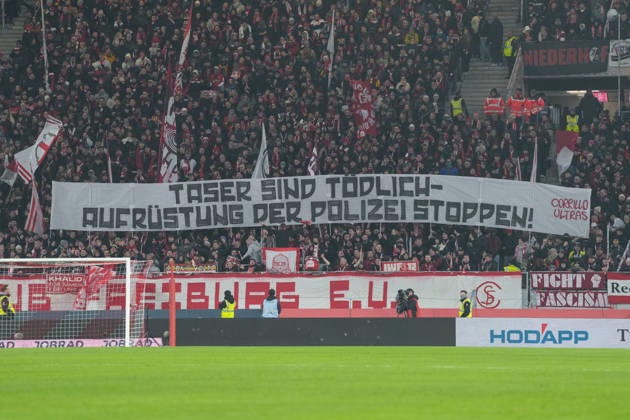 Spruchband der Fans und Ultras auf der Tribüne, Banner, Taser, Aufrüstung der Polizei , Deutschland, Fussball, 1. Bundesliga, 19.Spieltag, 2025 2026, SC Freiburg vs. 1. FC Köln, 25.01.2026, Europa-Park Stadion, Freiburg, Deutschland DFL REGULATIONS PROHIBIT ANY USE OF PHOTOGRAPHS AS IMAGE SEQUENCES AND OR QUASI-VIDEO. Freiburg Europa-Park Stadion Baden-Württemberg Deutschland Copyright: xArnexAmbergx