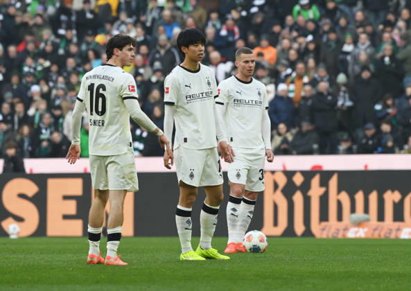 Philipp Sander (Borussia Moenchengladbach), Kota Takai (Borussia Moenchengladbach), Nico Elvedi (Borussia Moenchengladbach), v.li. 25.01.2026, Fussball 1. Bundesliga, Saison 2025 2026, 19. Spieltag, Borussia Mönchengladbach - VfB Stuttgart 0:3 DFL regulations prohibit any use of photographs as image sequences and or quasi-video Moenchengladbach Borussia Park Nordrhein Westfalen Deutschland
