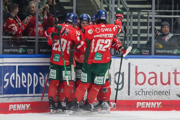 die Mannschaft freut sich ueber das Tor von Kyle Mayhew 27 (Augsburger Panther) zum 2:1, Augsburger Panther vs. Eisbaeren Berlin, 44. Spieltag, Eishockey, Penny-DEL, 27.01.2026 Augsburg Bayern Deutschland