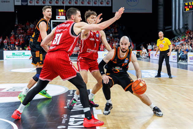 Daniel Keppeler (BMA365 Bamberg Baskets, 31), Zachary Ensminger (BMA365 Bamberg Baskets, 01), Tommy Kuhse (Rasta Vechta, 12), BMA365 Bamberg Baskets vs. Rasta Vechta, Basketball, easyCredit BBL, 2. Spieltag, 28.01.2026 BMA365 Bamberg Baskets vs. Rasta Vechta, Basketball, easyCredit BBL, 2. Spieltag, 28.01.2026 Bamberg Copyright: xEibner-Pressefoto G.xSantemizx EP_EER
