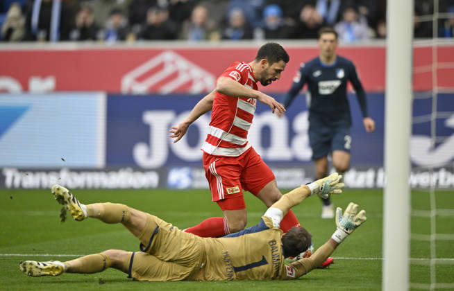 Strafraumszene, Torraumszene Torschuss Aktion Torchance Rani Khedira 1. FC Union Berlin FCU (08) gegen Torwart Oliver Baumann TSG 1899 Hoffenheim (01) TSG 1899 Hoffenheim vs 1. FC Union Berlin FCU 31.01.2026 DFL REGULATIONS PROHIBIT ANY USE OF PHOTOGRAPHS AS IMAGE SEQUENCES AND OR QUASI-VIDEO TSG 1899 Hoffenheim vs 1. FC Union Berlin FCU