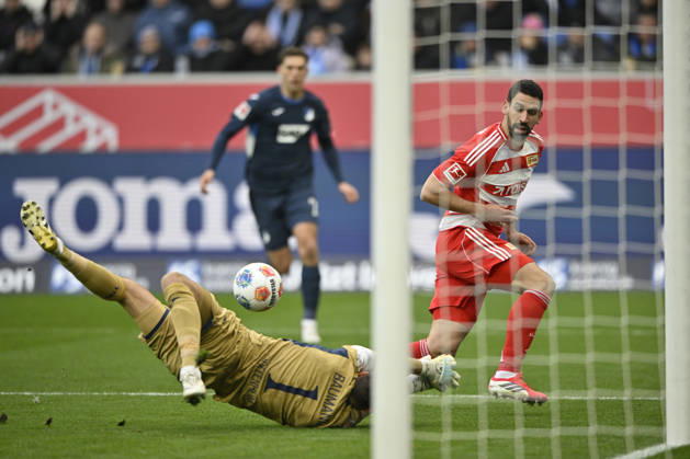 Strafraumszene, Torraumszene Torschuss Aktion Torchance Rani Khedira 1. FC Union Berlin FCU (08) gegen Torwart Oliver Baumann TSG 1899 Hoffenheim (01) TSG 1899 Hoffenheim vs 1. FC Union Berlin FCU 31.01.2026 DFL REGULATIONS PROHIBIT ANY USE OF PHOTOGRAPHS AS IMAGE SEQUENCES AND OR QUASI-VIDEO TSG 1899 Hoffenheim vs 1. FC Union Berlin FCU