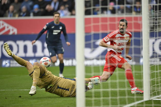 Strafraumszene, Torraumszene Torschuss Aktion Torchance Rani Khedira 1. FC Union Berlin FCU (08) gegen Torwart Oliver Baumann TSG 1899 Hoffenheim (01) TSG 1899 Hoffenheim vs 1. FC Union Berlin FCU 31.01.2026 DFL REGULATIONS PROHIBIT ANY USE OF PHOTOGRAPHS AS IMAGE SEQUENCES AND OR QUASI-VIDEO TSG 1899 Hoffenheim vs 1. FC Union Berlin FCU