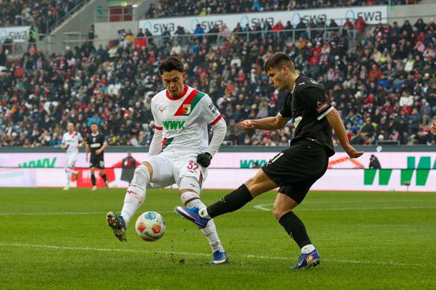 im Zweikampf, Aktion, mit Fabian Rieder 32 (FC Augsburg), Arkadiusz Pyrka 11 (FC St. Pauli), FC Augsburg vs. FC St. Pauli, Fussball, 1. Bundesliga, 20. Spieltag, 31.01.2026 DFB regulations prohibit any use of photographs as image sequences and or quasi-video Augsburg Bayern Deutschland