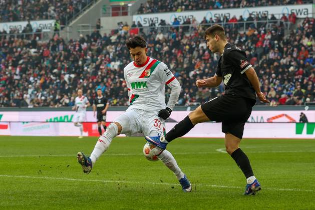 im Zweikampf, Aktion, mit Fabian Rieder 32 (FC Augsburg), Arkadiusz Pyrka 11 (FC St. Pauli), FC Augsburg vs. FC St. Pauli, Fussball, 1. Bundesliga, 20. Spieltag, 31.01.2026 DFB regulations prohibit any use of photographs as image sequences and or quasi-video Augsburg Bayern Deutschland