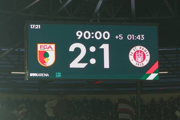 Endstand auf der Anzeigetafel 2:1, FC Augsburg vs. FC St. Pauli, Fussball, 1. Bundesliga, 20. Spieltag, 31.01.2026 DFB regulations prohibit any use of photographs as image sequences and or quasi-video Augsburg Bayern Deutschland