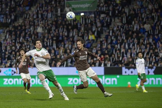 ZWOLLE, 31-01-2026 , MAC3PARK Stadion , season 2025 2026 , Dutch Eredivisie Football , match between PEC Zwolle and Telstar , picture shows PEC Zwolle player Anselmo Garcia Mac Nulty Telstar-player Jeff Hardeveld PEC - Telstar x201217107x Copyright: