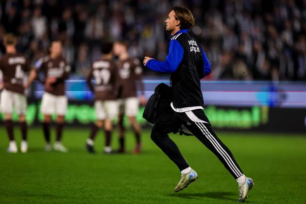 ZWOLLE, 31-01-2026 , MAC³PARK Stadion , season 2025 2026 , Dutch Eredivisie Football , match between PEC Zwolle and Telstar , picture shows PEC Zwolle player Ody Velanas runs with a medical bag due to an emergency situation in the stands PEC - Telstar x201222167x Copyright: