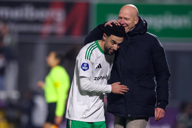 ZWOLLE, 31-01-2026 , MAC³PARK Stadion , season 2025 2026 , Dutch Eredivisie Football , match between PEC Zwolle and Telstar , picture shows PEC Zwolle player Younes Namli and PEC Zwolle coach Henry van der Vegt PEC - Telstar x201222174x Copyright: