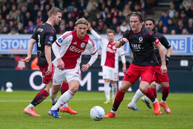 ROTTERDAM , 01-02-2026 , Stadium Woudestein , season 2025 2026 , Dutch Eredivisie football , match between Excelsior Rotterdam and Ajax , picture shows Ajax player Kasper Dolberg, Excelsior Rotterdam player Casper Widell Excelsior - Ajax x201237216x Copyright: