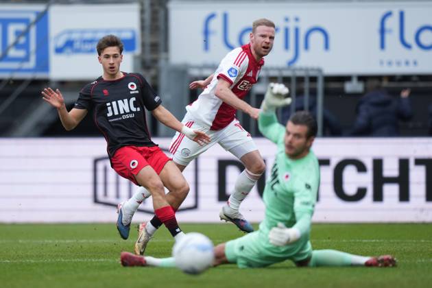 ROTTERDAM , 01-02-2026 , Stadium Woudestein , season 2025 2026 , Dutch Eredivisie football , match between Excelsior Rotterdam and Ajax , picture shows Ajax player Davy Klaassen, Excelsior Rotterdam goalkeeper Stijn van Gassel Excelsior - Ajax x201237262x Copyright: