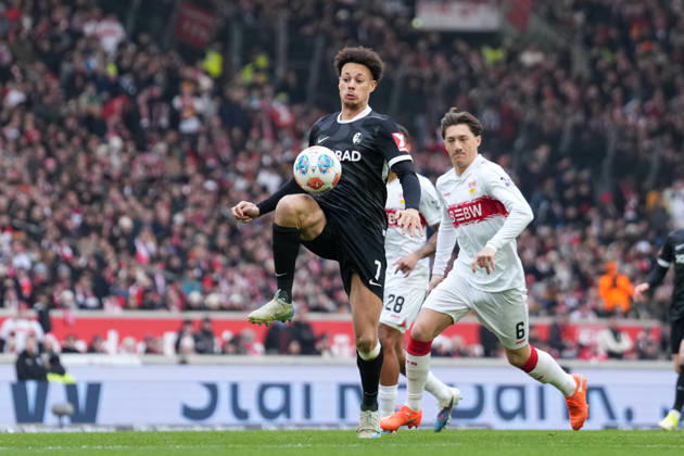Derry Scherhant (SC Freiburg, 07) im Zweikampf mit Angelo Stiller (VfB Stuttgart, 06) , Deutschland, Fussball, 1. Bundesliga, 20.Spieltag, 2025 2026, VfB Stuttgart vs. SC Freiburg, 01.02.2026, MHP Arena, Stuttgart, Deutschland DFL REGULATIONS PROHIBIT ANY USE OF PHOTOGRAPHS AS IMAGE SEQUENCES AND OR QUASI-VIDEO. Stuttgart MHP Arena Baden-Württemberg Deutschland Copyright: xArnexAmbergx