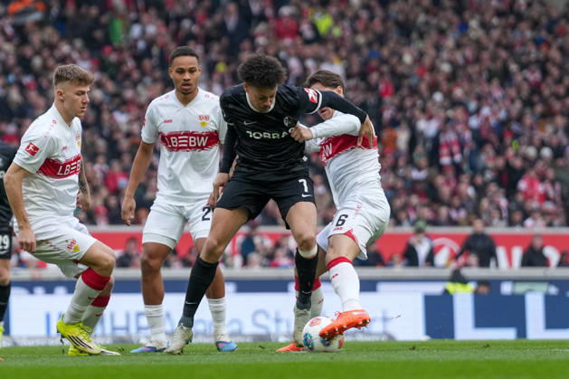 Derry Scherhant (SC Freiburg, 07) im Zweikampf mit Angelo Stiller (VfB Stuttgart, 06) , Deutschland, Fussball, 1. Bundesliga, 20.Spieltag, 2025 2026, VfB Stuttgart vs. SC Freiburg, 01.02.2026, MHP Arena, Stuttgart, Deutschland DFL REGULATIONS PROHIBIT ANY USE OF PHOTOGRAPHS AS IMAGE SEQUENCES AND OR QUASI-VIDEO. Stuttgart MHP Arena Baden-Württemberg Deutschland Copyright: xArnexAmbergx