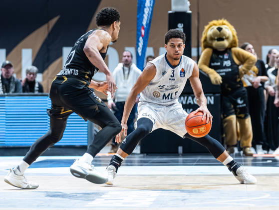 Kevin McClain (MLP Academics Heidelberg, 03) im Zweikampf gegen Adrian Worthy (Basketball Loewen Braunschweig, 00) Basketball Loewen Braunschweig vs. MLP Academics Heidelberg, Basketball, easyCredit Basketball Bundesliga, 18. Spieltag, Saison 2025 2026, 01.02.2026 Basketball Loewen Braunschweig vs. MLP Academics Heidelberg, Basketball, easyCredit Basketball Bundesliga, 18. Spieltag, Saison 2025 2026, 01.02.2026 Braunschweig Copyright: xEibner-Pressefoto DamianxKruczynx EP_DKI