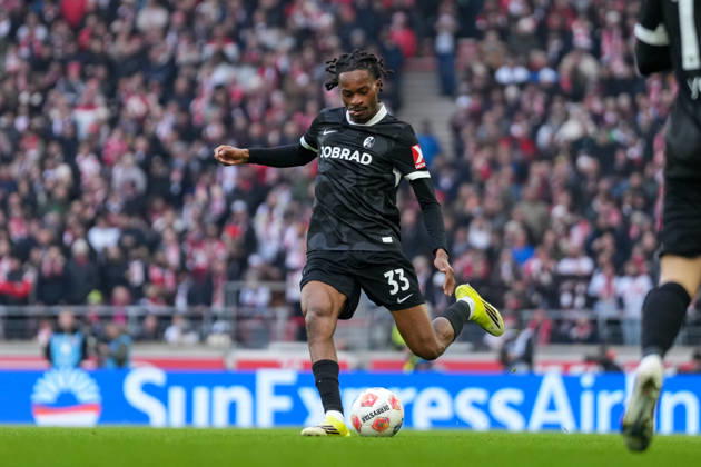 Jordy Makengo (SC Freiburg, 33) am Ball , Deutschland, Fussball, 1. Bundesliga, 20.Spieltag, 2025 2026, VfB Stuttgart vs. SC Freiburg, 01.02.2026, MHP Arena, Stuttgart, Deutschland DFL REGULATIONS PROHIBIT ANY USE OF PHOTOGRAPHS AS IMAGE SEQUENCES AND OR QUASI-VIDEO. Stuttgart MHP Arena Baden-Württemberg Deutschland Copyright: xArnexAmbergx