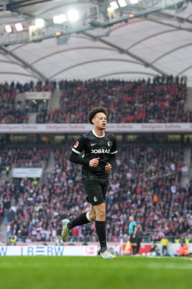 Derry Scherhant (SC Freiburg, 07) , Deutschland, Fussball, 1. Bundesliga, 20.Spieltag, 2025 2026, VfB Stuttgart vs. SC Freiburg, 01.02.2026, MHP Arena, Stuttgart, Deutschland DFL REGULATIONS PROHIBIT ANY USE OF PHOTOGRAPHS AS IMAGE SEQUENCES AND OR QUASI-VIDEO. Stuttgart MHP Arena Baden-Württemberg Deutschland Copyright: xArnexAmbergx