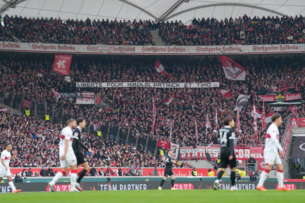Spruchband der Fans und Ultras auf der Tribüne, Banner für die in Lille inhaftierten Fans , Deutschland, Fussball, 1. Bundesliga, 20.Spieltag, 2025 2026, VfB Stuttgart vs. SC Freiburg, 01.02.2026, MHP Arena, Stuttgart, Deutschland DFL REGULATIONS PROHIBIT ANY USE OF PHOTOGRAPHS AS IMAGE SEQUENCES AND OR QUASI-VIDEO. Stuttgart MHP Arena Baden-Württemberg Deutschland Copyright: xArnexAmbergx