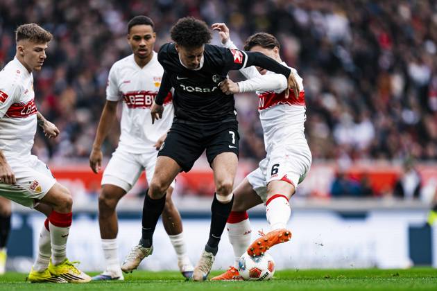 Derry Scherhant (7; SC Freiburg) im Zweikampf mit Nikolas Nartey (28; VfB Stuttgart) und Finn Jeltsch (29; VfB Stuttgart) um den Ball Zweikampf um den Ball
