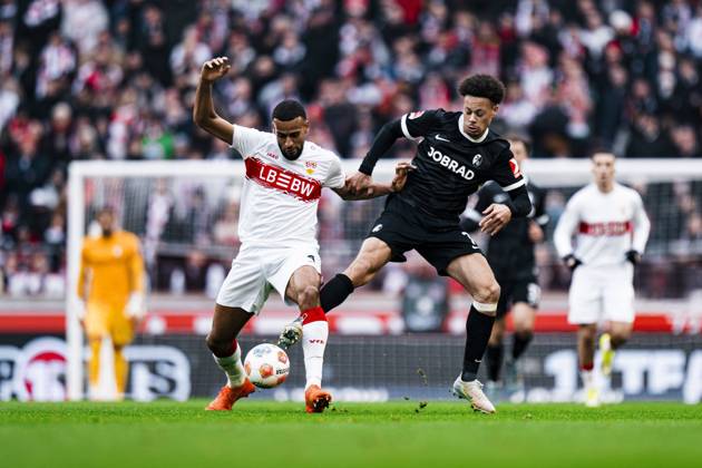 Derry Scherhant (7; SC Freiburg) im Zweikampf mit Josha Vagnoman (4; VfB Stuttgart) um den Ball Zweikampf um den Ball