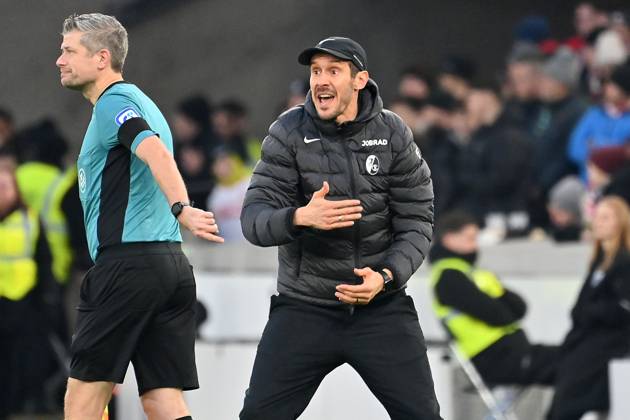 Trainer Julian SCHUSTER (SC Freiburg), Gestik,gibt Anweisungen, Einzelbild,angeschnittenes Einzelmotiv,Halbfigur,halbe Figur. Fussball 1. Bundesliga Saison 2025 2026, 20.Spieltag, Spieltag20 VfB Stuttgart - SC Freiburg 1-0 am 01.02.2026 MHP ARENA.