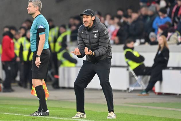 Trainer Julian SCHUSTER (SC Freiburg), Gestik,gibt Anweisungen, Einzelbild,Freisteller,Ganzkoerperaufnahme,ganze Figur. Fussball 1. Bundesliga Saison 2025 2026, 20.Spieltag, Spieltag20 VfB Stuttgart - SC Freiburg 1-0 am 01.02.2026 MHP ARENA.