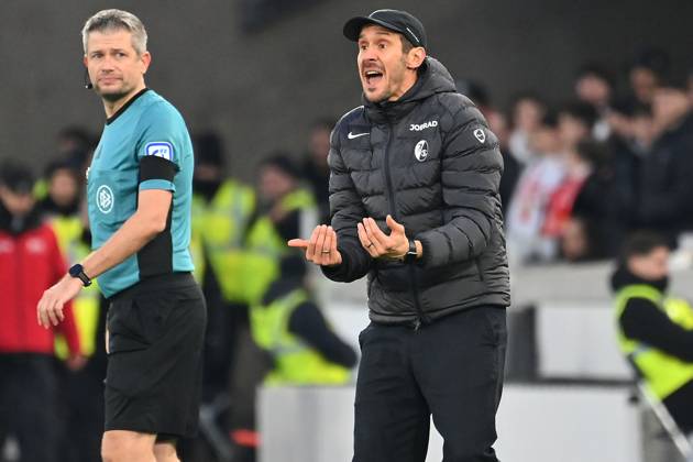 Trainer Julian SCHUSTER (SC Freiburg), Gestik,gibt Anweisungen, Einzelbild,angeschnittenes Einzelmotiv,Halbfigur,halbe Figur. Fussball 1. Bundesliga Saison 2025 2026, 20.Spieltag, Spieltag20 VfB Stuttgart - SC Freiburg 1-0 am 01.02.2026 MHP ARENA.