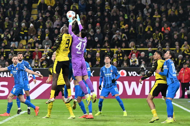 Serhou Guirassy (Borussia Dortmund) und Torwart Diant Ramaj (1. FC Heidenheim) im Zweikampf vor dem Tor zum 1:0 waehrend des Spiels der Bundesliga zwischen Borussia Dortmund und 1. FC Heidenheim 1846, Signal Iduna Park am 01. February 2026 in Dortmund, Deutschland. (Foto von Ralf Treese DeFodi Images) +++ Serhou Guirassy (Borussia Dortmund) und Torwart Diant Ramaj (1. FC Heidenheim) battle for the ball during the Bundesliga match between Borussia Dortmund and 1. FC Heidenheim 1846 at Signal Iduna Park on February 1, 2026 in Dortmund, Germany. (Photo by Ralf Treese DeFodi Images) DFL regulations prohibit any use of photographs as image sequences and or quasi-video. (Photo by Ralf Treese DeFodi Images) -
