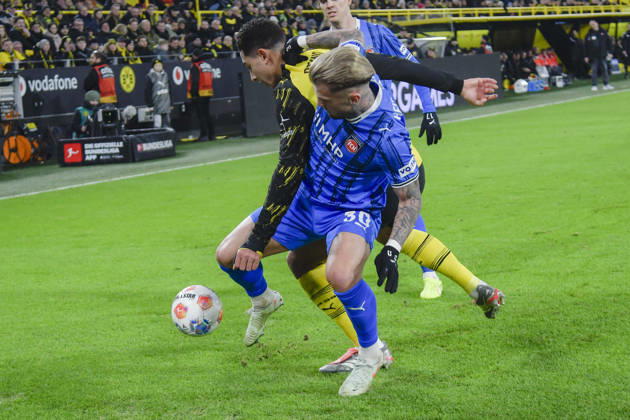 v. li. im Zweikampf Jobe Bellingham (Dortmund 7) Niklas Dorsch (Heidenheim 30) 01.02.2026 Fussball Borussia Dortmund vs 1. FC Heidenheim, Signal Iduna Park, Dortmund, DFB DFL REGULATIONS PROHIBIT ANY USE OF PHOTOGRAPHS AS IMAGE SEQUENCES AND OR QUASI-VIDEO