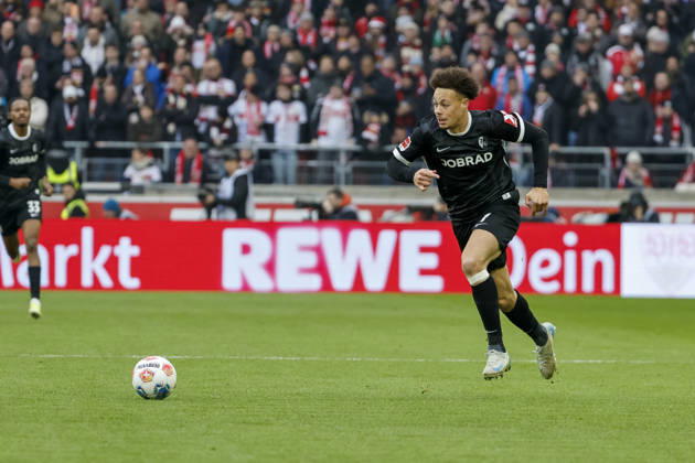Derry Scherhant (SC Freiburg, 07) am Ball , Deutschland, Fussball, 1. Bundesliga, 20.Spieltag, 2025 2026, VfB Stuttgart vs. SC Freiburg, 01.02.2026, Stuttgart MHP Arena Deutschland Copyright: xGrantxHubbsx