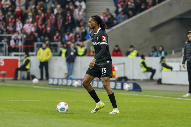 Jordy Makengo (SC Freiburg, 33) am Ball , Deutschland, Fussball, 1. Bundesliga, 20.Spieltag, 2025 2026, VfB Stuttgart vs. SC Freiburg, 01.02.2026, Stuttgart MHP Arena Deutschland Copyright: xGrantxHubbsx
