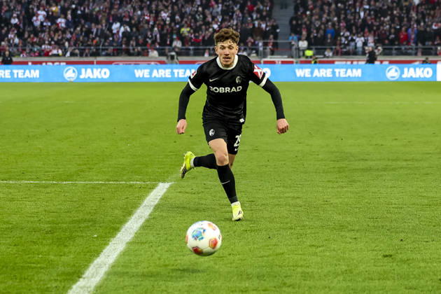 Philipp Treu (SC Freiburg, 29) am Ball , Deutschland, Fussball, 1. Bundesliga, 20.Spieltag, 2025 2026, VfB Stuttgart vs. SC Freiburg, 01.02.2026, Stuttgart MHP Arena Deutschland Copyright: xGrantxHubbsx