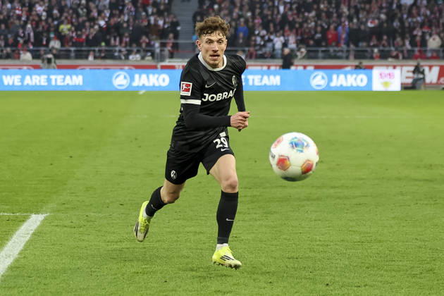 Philipp Treu (SC Freiburg, 29) am Ball , Deutschland, Fussball, 1. Bundesliga, 20.Spieltag, 2025 2026, VfB Stuttgart vs. SC Freiburg, 01.02.2026, Stuttgart MHP Arena Deutschland Copyright: xGrantxHubbsx