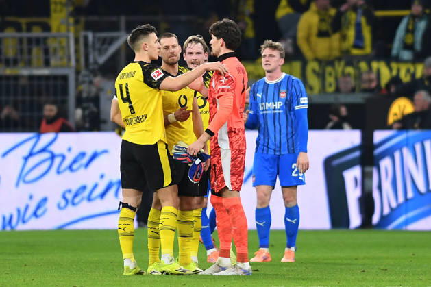 Nico Schlotterbeck (Borussia Dortmund), Waldemar Anton (Borussia Dortmund), Julian Brandt (Borussia Dortmund) und Torwart Gregor Kobel (Borussia Dortmund) schauen waehrend des Spiels der Bundesliga zwischen Borussia Dortmund und 1. FC Heidenheim 1846, Signal Iduna Park am 01. February 2026 in Dortmund, Deutschland. (Foto von Ralf Treese DeFodi Images) +++ Nico Schlotterbeck (Borussia Dortmund), Waldemar Anton (Borussia Dortmund), Julian Brandt (Borussia Dortmund) und Torwart Gregor Kobel (Borussia Dortmund) look on during the Bundesliga match between Borussia Dortmund and 1. FC Heidenheim 1846 at Signal Iduna Park on February 1, 2026 in Dortmund, Germany. (Photo by Ralf Treese DeFodi Images) DFL regulations prohibit any use of photographs as image sequences and or quasi-video. (Photo by Ralf Treese DeFodi Images) -