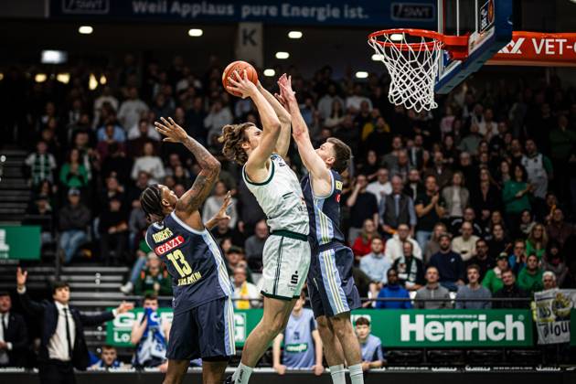Marco Hollersbacher (Gladiators Trier) im Zweikampf mit J Wan Roberts (Alba Berlin) und Martynas Echodas (Alba Berlin), Vet Concept Gladiators Trier vs Alba Berlin, Basketball, easyCredit BBL, 18. Spieltag, Saison 2025 2026, 02.02.2026 Vet Concept Gladiators Trier vs Alba Berlin, Basketball, easyCredit BBL, 18. Spieltag, Saison 2025 2026, 02.02.2026 Copyright: xEibner-Pressefoto AlexanderxNeisx EP_ANS