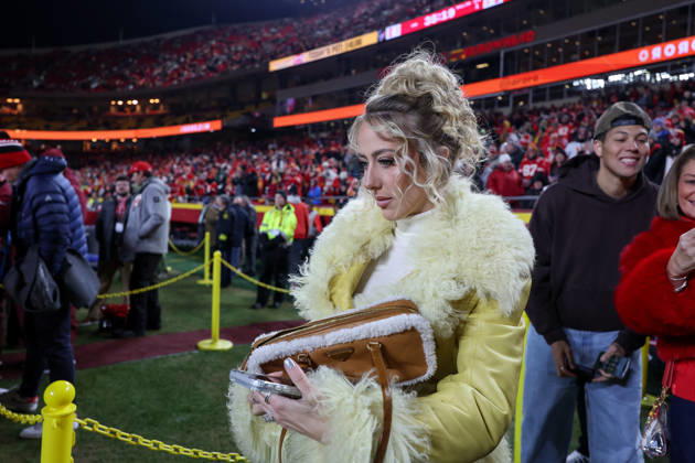 NFL, American Football Herren, USA 2025: Texans Vs Chiefs DEC 07 December 7, 2025: Brittany Mahomes, wife of Kansas City Chiefs quarterback Patrick Mahomes (15), is seen before an NFL football game against the Houston Texans at GEHA Field at Arrowhead Stadium in Kansas City, MO. David Smith CSM (Credit Image: Â David Smith Cal Media) Kansas City Mo United States of America EDITORIAL USE ONLY Copyright: xx ZUMA-20251207_zma_c04_427.jpg DavidxSmithx csmphotothree454125