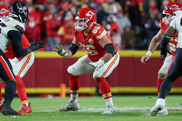 NFL, American Football Herren, USA 2025: Texans Vs Chiefs DEC 07 December 7, 2025: Kansas City Chiefs guard Mike Caliendo (66) looks to block during an NFL football game against the Houston Texans at GEHA Field at Arrowhead Stadium in Kansas City, MO. David Smith CSM (Credit Image: Â David Smith Cal Media) Kansas City Mo United States of America EDITORIAL USE ONLY Copyright: xx ZUMA-20251207_zma_c04_460.jpg DavidxSmithx csmphotothree454133