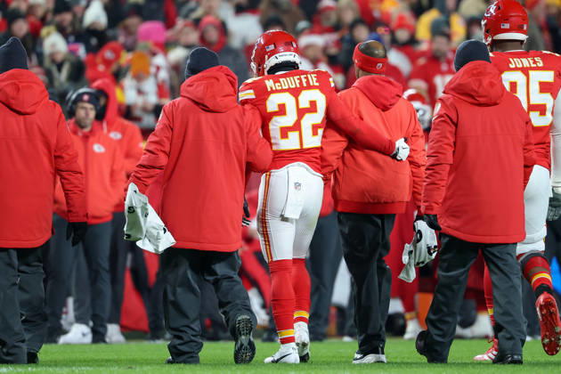 NFL, American Football Herren, USA 2025: Texans Vs Chiefs DEC 07 December 7, 2025: Kansas City Chiefs cornerback Trent McDuffie (22) is helped off the field after being injured on a play during the first half of an NFL football game against the Houston Texans at GEHA Field at Arrowhead Stadium in Kansas City, MO. David Smith CSM (Credit Image: Â David Smith Cal Media) Kansas City Mo United States of America EDITORIAL USE ONLY Copyright: xx ZUMA-20251207_zma_c04_211.jpg DavidxSmithx csmphotothree453777