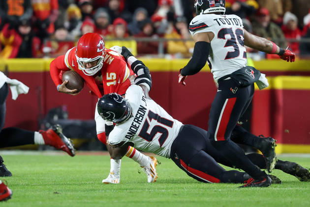 NFL, American Football Herren, USA 2025: Texans Vs Chiefs DEC 07 December 7, 2025: Kansas City Chiefs quarterback Patrick Mahomes (15) is tackled by Houston Texans defensive end Will Anderson Jr. (51) during the first half of an NFL football game at GEHA Field at Arrowhead Stadium in Kansas City, MO. David Smith CSM (Credit Image: Â David Smith Cal Media) Kansas City Mo United States of America EDITORIAL USE ONLY Copyright: xx ZUMA-20251207_zma_c04_206.jpg DavidxSmithx csmphotothree453782