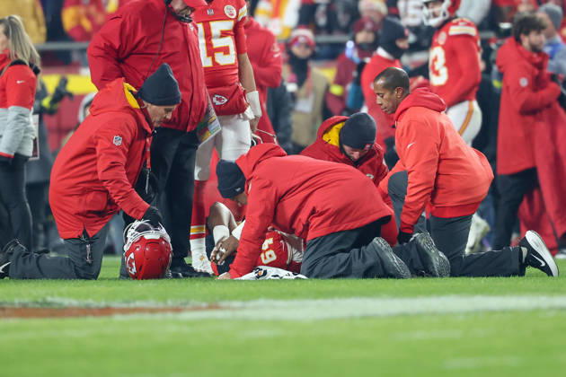 NFL, American Football Herren, USA 2025: Texans Vs Chiefs DEC 07 December 7, 2025: Kansas City Chiefs offensive tackle Wanya Morris (64) is attended to by medical staff after being injured during the first half of an NFL football game against the Houston Texans at GEHA Field at Arrowhead Stadium in Kansas City, MO. David Smith CSM (Credit Image: Â David Smith Cal Media) Kansas City Mo United States of America EDITORIAL USE ONLY Copyright: xx ZUMA-20251207_zma_c04_203.jpg DavidxSmithx csmphotothree453785