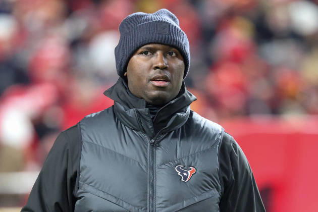 NFL, American Football Herren, USA 2025: Texans Vs Chiefs DEC 07 December 7, 2025: Houston Texans head coach Demeco Ryans enters the field before an NFL football game against the Kansas City Chiefs at GEHA Field at Arrowhead Stadium in Kansas City, MO. David Smith CSM (Credit Image: Â David Smith Cal Media) Kansas City Mo United States of America EDITORIAL USE ONLY Copyright: xx ZUMA-20251207_zma_c04_199.jpg DavidxSmithx csmphotothree453789