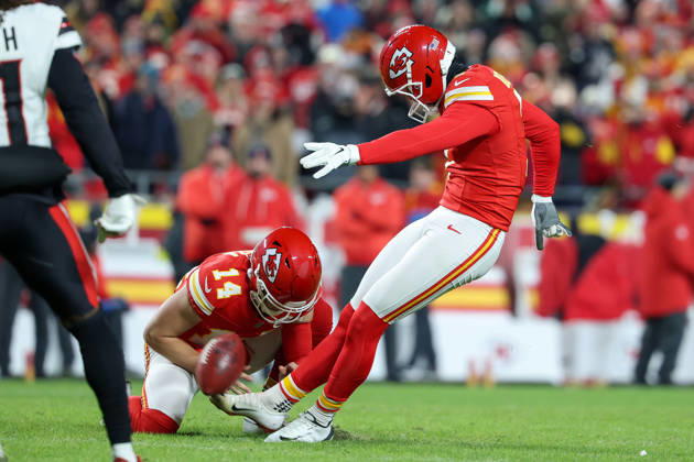 NFL, American Football Herren, USA 2025: Texans Vs Chiefs DEC 07 December 7, 2025: Kansas City Chiefs place kicker Harrison Butker (7) kicks a field goal as Kansas City Chiefs punter Matt Araiza (14) holds during the second half of an NFL football game against the Houston Texans at GEHA Field at Arrowhead Stadium in Kansas City, MO. David Smith CSM (Credit Image: Â David Smith Cal Media) Kansas City Mo United States of America EDITORIAL USE ONLY Copyright: xx ZUMA-20251207_zma_c04_299.jpg DavidxSmithx csmphotothree453875