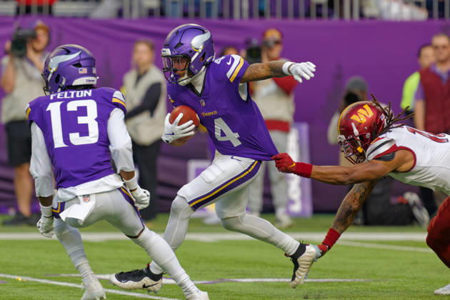 NFL, American Football Herren, USA Washington Commanders at Minnesota Vikings Minnesota Vikings Wide Receiver Myles Price (4) freturning punt during the NFL regular season game at US Bank Stadium in Minneapolis Minnesota on December 7, 2025. The Minnesota Vikings defeated the Washington Commanders 31-0 (Jeff Scudder Image of Minneapolis Minnesota United States EDITORIAL USE ONLY Copyright: x xJeffxScudderx JeffxScudderx iosphotos388271