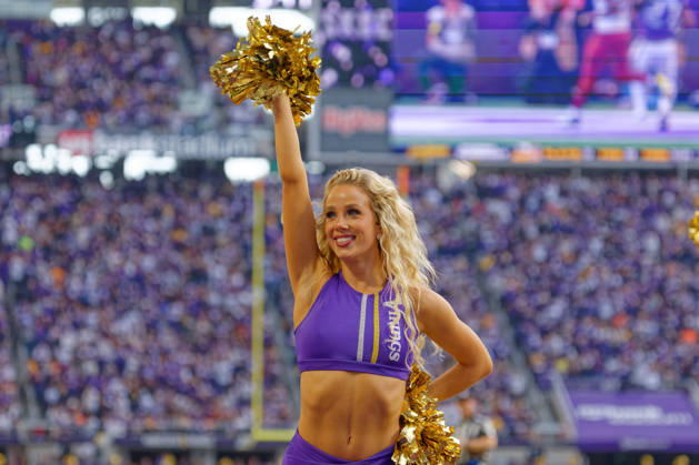 NFL, American Football Herren, USA Washington Commanders at Minnesota Vikings Minnesota Viking cheerleaders performing during the NFL regular season game at US Bank Stadium in Minneapolis Minnesota on December 7, 2025. The Minnesota Vikings defeated the Washington Commanders 31-0 (Jeff Scudder Image of Minneapolis Minnesota United States EDITORIAL USE ONLY Copyright: x xJeffxScudderx JeffxScudderx iosphotos388277