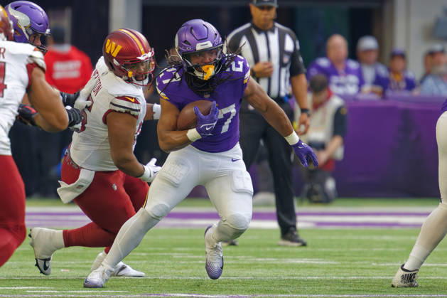 NFL, American Football Herren, USA Washington Commanders at Minnesota Vikings Minnesota Vikings Running Back Jordan Mason (27) running through line during the NFL regular season game at US Bank Stadium in Minneapolis Minnesota on December 7, 2025. The Minnesota Vikings defeated the Washington Commanders 31-0 (Jeff Scudder Image of Minneapolis Minnesota United States EDITORIAL USE ONLY Copyright: x xJeffxScudderx JeffxScudderx iosphotos388292