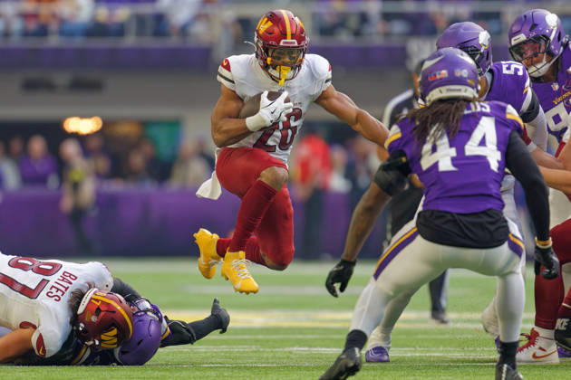 NFL, American Football Herren, USA Washington Commanders at Minnesota Vikings Washington Commanders Running Back Jeremy McNichols (26) leaps over defender during the NFL regular season game at US Bank Stadium in Minneapolis Minnesota on December 7, 2025. The Minnesota Vikings defeated the Washington Commanders 31-0 (Jeff Scudder Image of Minneapolis Minnesota United States EDITORIAL USE ONLY Copyright: x xJeffxScudderx JeffxScudderx iosphotos388303