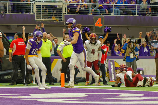 NFL, American Football Herren, USA Washington Commanders at Minnesota Vikings Minnesota Vikings Tight End T.J. Hockenson (87) spins off three Commander defenders to score touchdown during the NFL regular season game at US Bank Stadium in Minneapolis Minnesota on December 7, 2025. The Minnesota Vikings defeated the Washington Commanders 31-0 (Jeff Scudder Image of Minneapolis Minnesota United States EDITORIAL USE ONLY Copyright: x xJeffxScudderx JeffxScudderx iosphotos388318