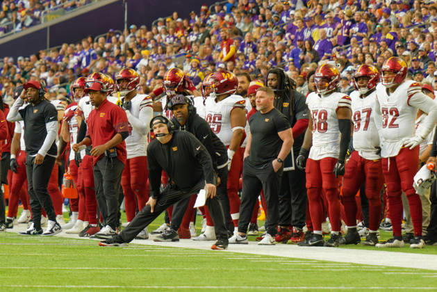 NFL, American Football Herren, USA Washington Commanders at Minnesota Vikings Washington Commanders head coach Dan Quinn watches goalie stand by team during the NFL regular season game at US Bank Stadium in Minneapolis Minnesota on December 7, 2025. The Minnesota Vikings defeated the Washington Commanders 31-0 (Jeff Scudder Image of Minneapolis Minnesota United States EDITORIAL USE ONLY Copyright: x xJeffxScudderx JeffxScudderx iosphotos388320